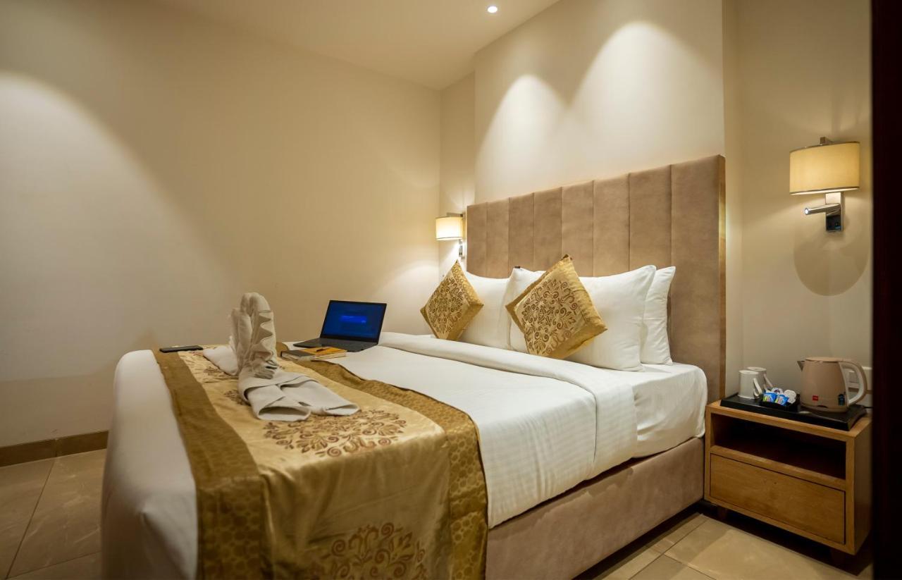 Celebrant Hotel Βαρανάσι Εξωτερικό φωτογραφία