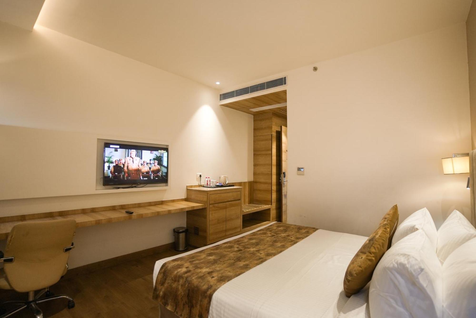 Celebrant Hotel Βαρανάσι Εξωτερικό φωτογραφία